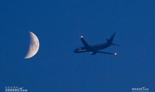 中秋月亮与飞机同框